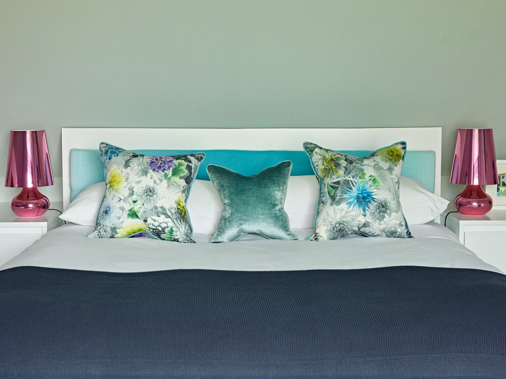 ハートフォードシャーにある広いコンテンポラリースタイルのおしゃれな客用寝室のインテリア