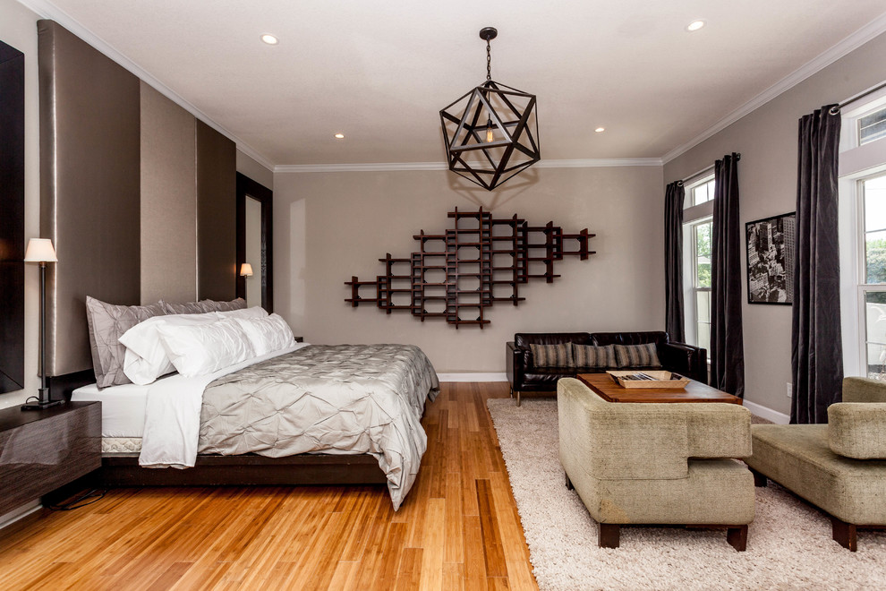 Пример оригинального дизайна: большая хозяйская спальня в стиле модернизм с серыми стенами и полом из бамбука