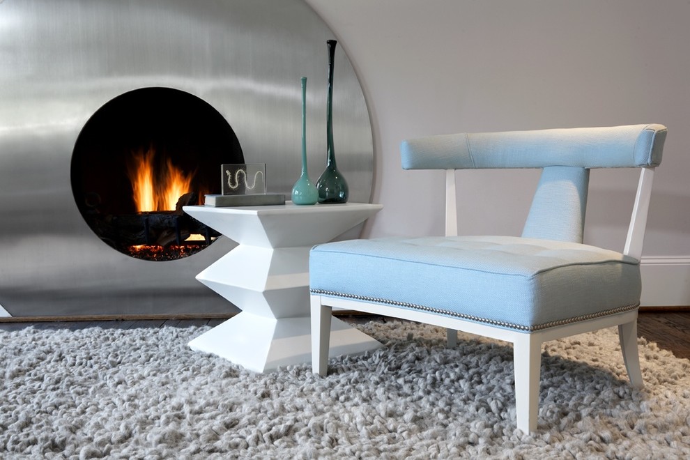 Idee per una camera degli ospiti contemporanea con pareti blu, pavimento in legno massello medio e cornice del camino in metallo