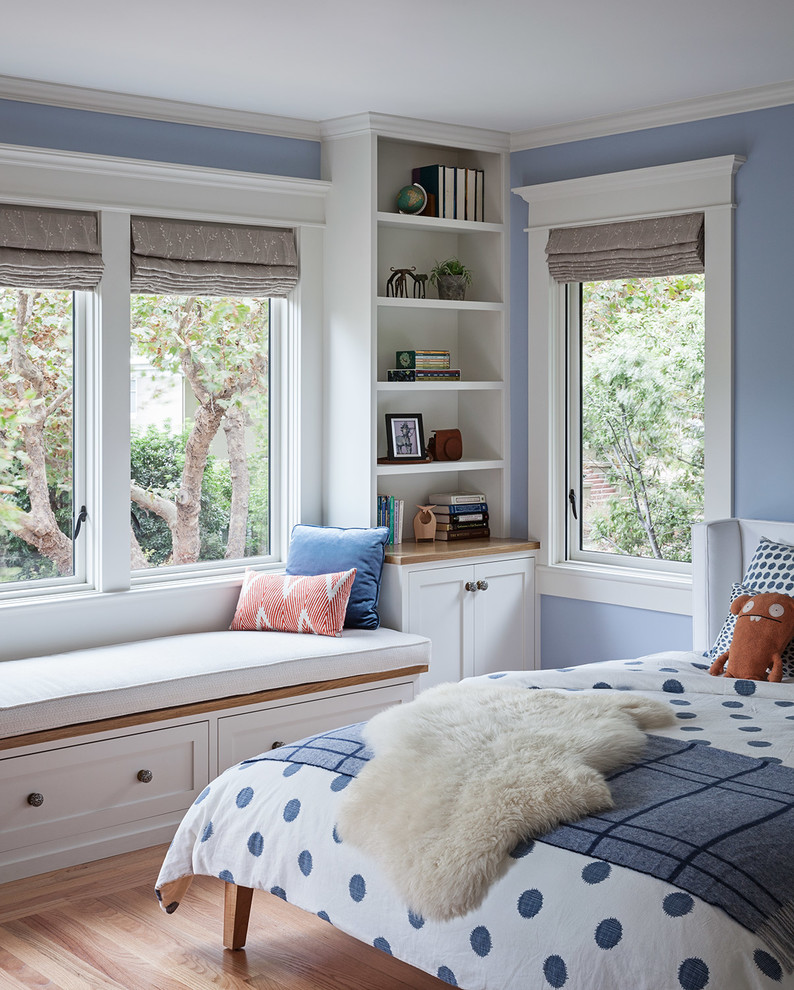 Foto de habitación de invitados de estilo americano de tamaño medio sin chimenea con paredes azules, suelo de madera en tonos medios y suelo marrón