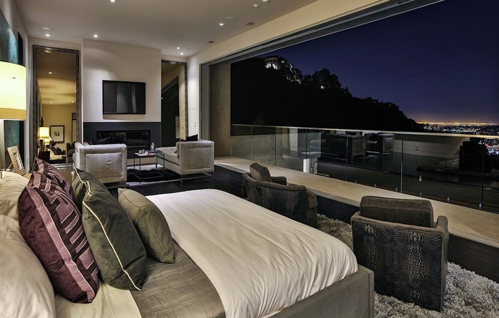 Пример оригинального дизайна: большая хозяйская спальня в стиле модернизм с белыми стенами, ковровым покрытием, горизонтальным камином и фасадом камина из металла