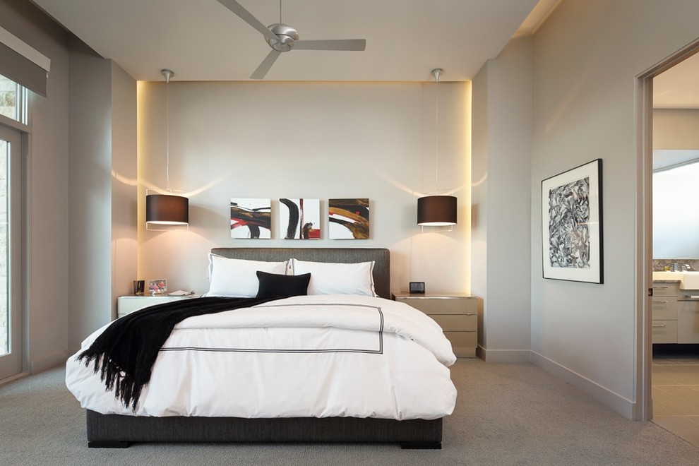 Свежая идея для дизайна: большая хозяйская спальня в стиле модернизм с серыми стенами и ковровым покрытием без камина - отличное фото интерьера