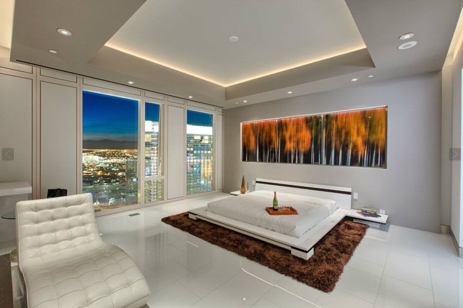 ロサンゼルスにある広いコンテンポラリースタイルのおしゃれな主寝室 (白い壁、セラミックタイルの床、白い床)