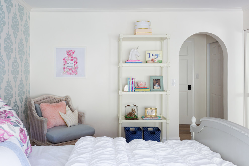 Ejemplo de dormitorio principal clásico grande sin chimenea con paredes multicolor, suelo de madera en tonos medios y suelo marrón