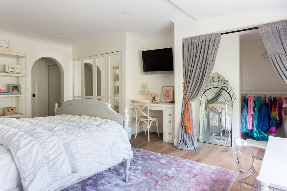 На фото: большая хозяйская спальня в классическом стиле с разноцветными стенами, паркетным полом среднего тона и коричневым полом без камина с