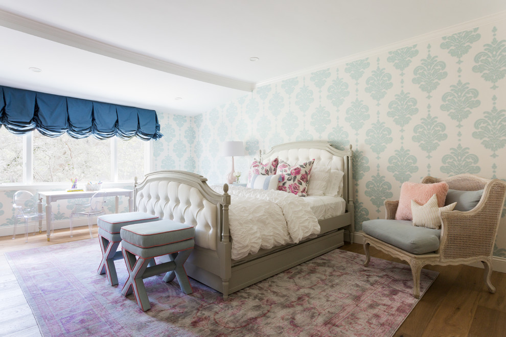 На фото: большая хозяйская спальня в классическом стиле с разноцветными стенами, паркетным полом среднего тона и коричневым полом без камина