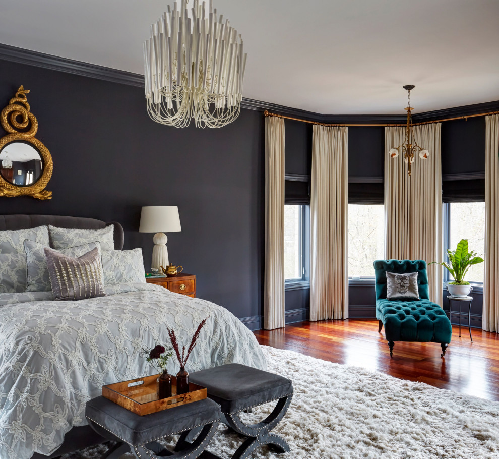 シカゴにある広いヴィクトリアン調のおしゃれな主寝室 (黒い壁、無垢フローリング、茶色い床、グレーとブラウン)