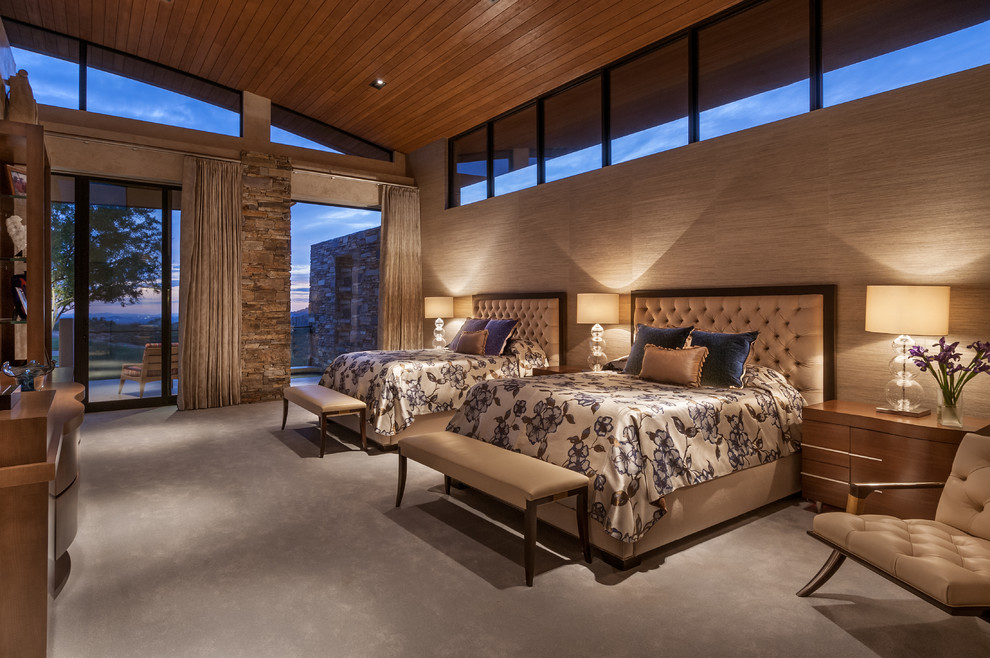 Geräumiges Modernes Hauptschlafzimmer ohne Kamin mit beiger Wandfarbe, Teppichboden und beigem Boden in Phoenix