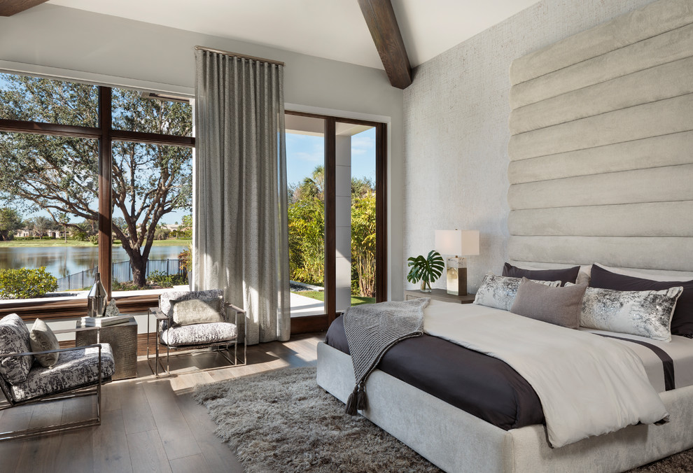 Стильный дизайн: большая спальня в стиле модернизм с серыми стенами, темным паркетным полом и коричневым полом - последний тренд