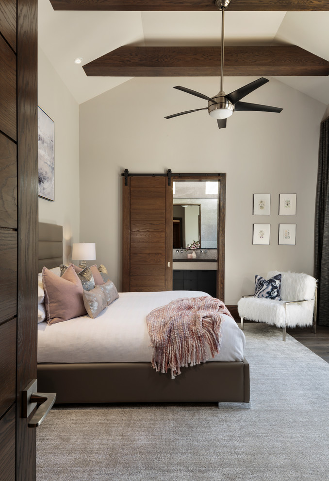 Идея дизайна: хозяйская спальня среднего размера: освещение в стиле модернизм с темным паркетным полом, коричневым полом и бежевыми стенами без камина