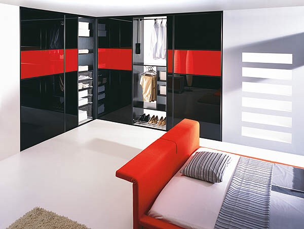 Пример оригинального дизайна: хозяйская спальня среднего размера в стиле модернизм с белыми стенами и полом из керамогранита