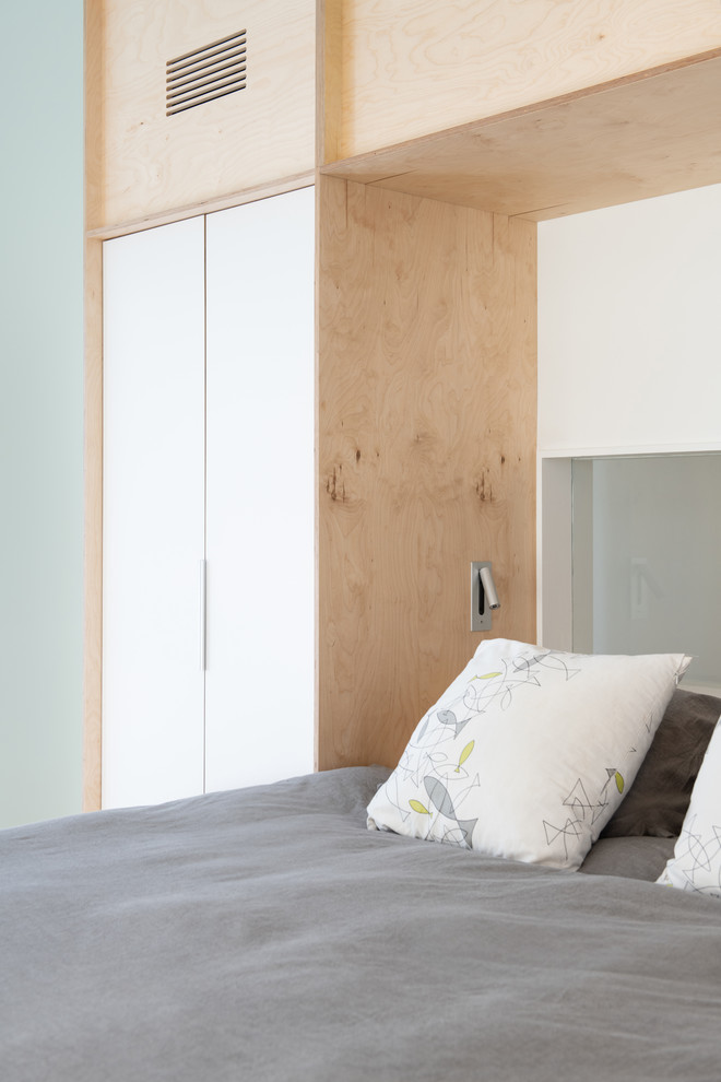 Idéer för ett stort minimalistiskt sovrum, med grå väggar, ljust trägolv och beiget golv