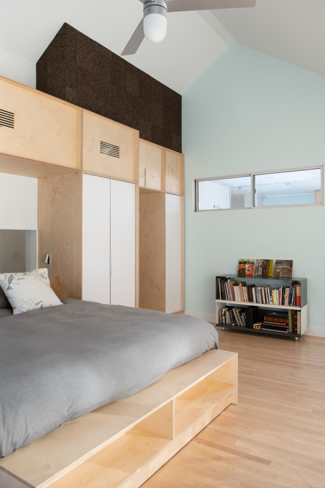 Источник вдохновения для домашнего уюта: большая спальня в скандинавском стиле с светлым паркетным полом, бежевым полом и серыми стенами без камина