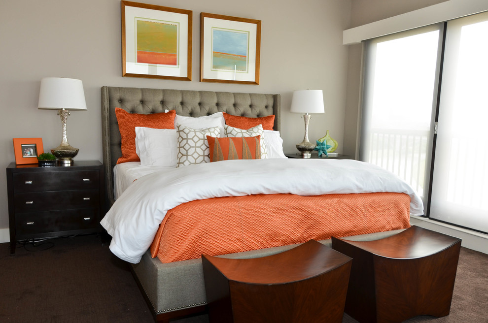 Пример оригинального дизайна: большая хозяйская спальня в современном стиле с серыми стенами и ковровым покрытием