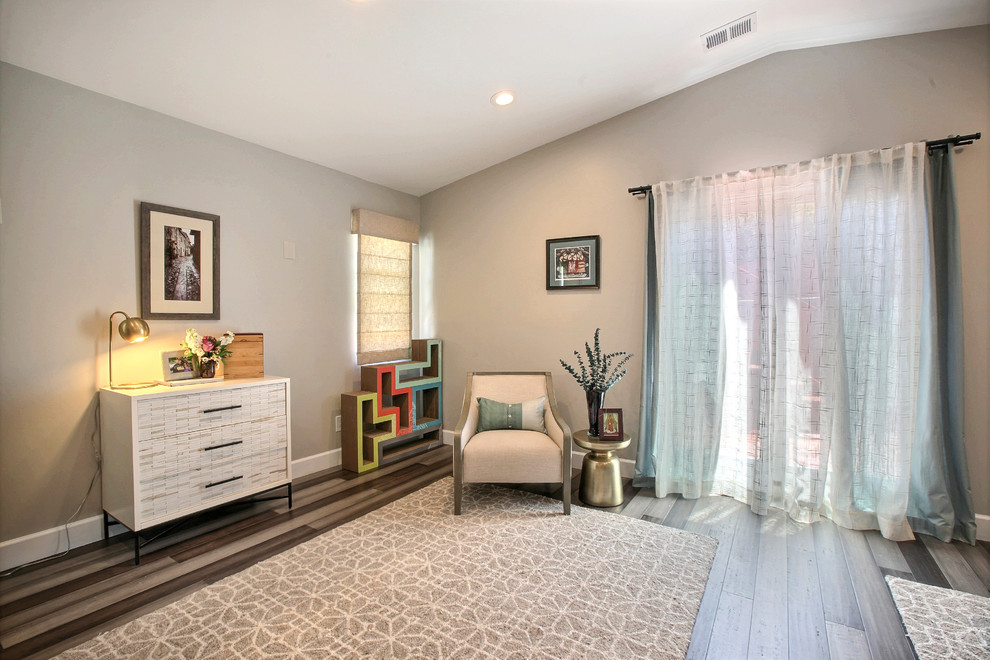 他の地域にある中くらいなトランジショナルスタイルのおしゃれな主寝室 (白い壁、竹フローリング、グレーの床)