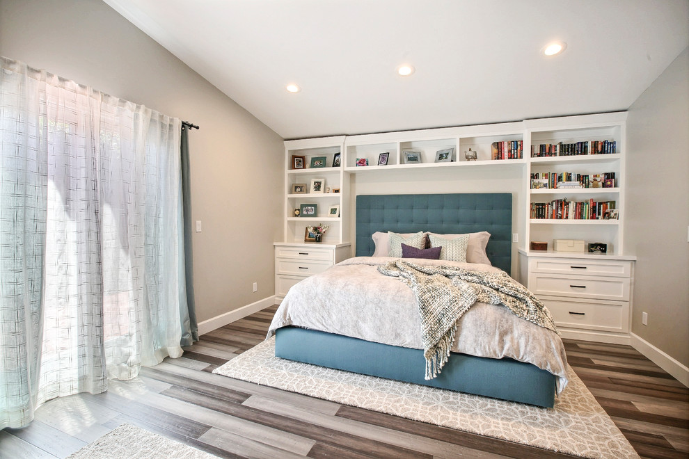 他の地域にある中くらいなトランジショナルスタイルのおしゃれな主寝室 (白い壁、竹フローリング、グレーの床、暖炉なし)