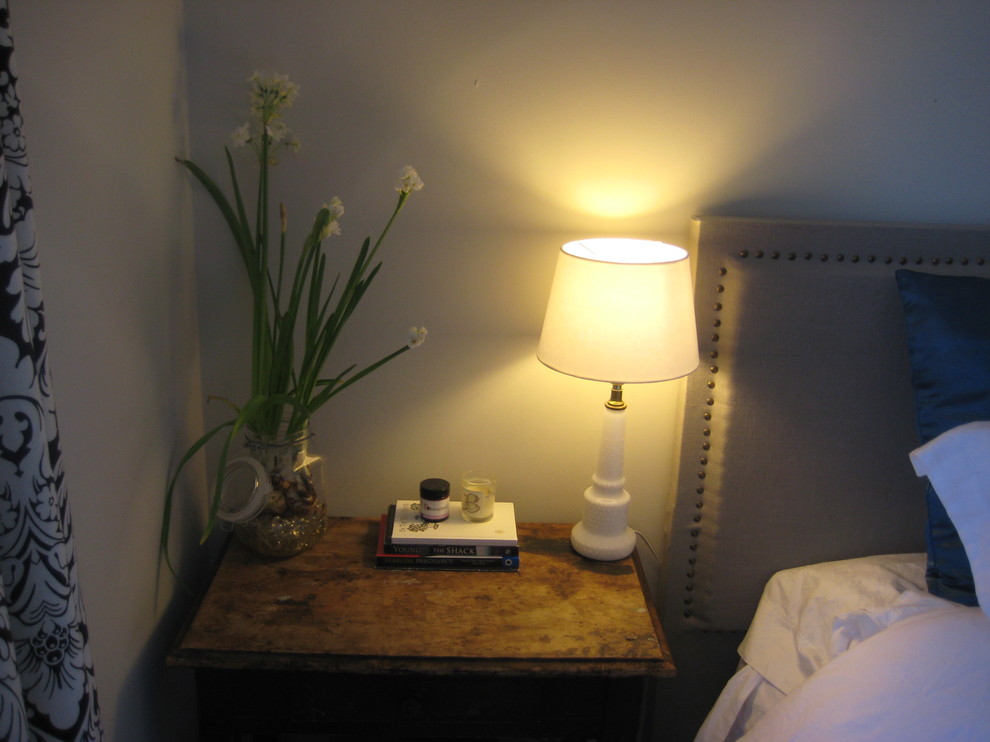 На фото: хозяйская спальня среднего размера в стиле фьюжн с серыми стенами и паркетным полом среднего тона без камина с