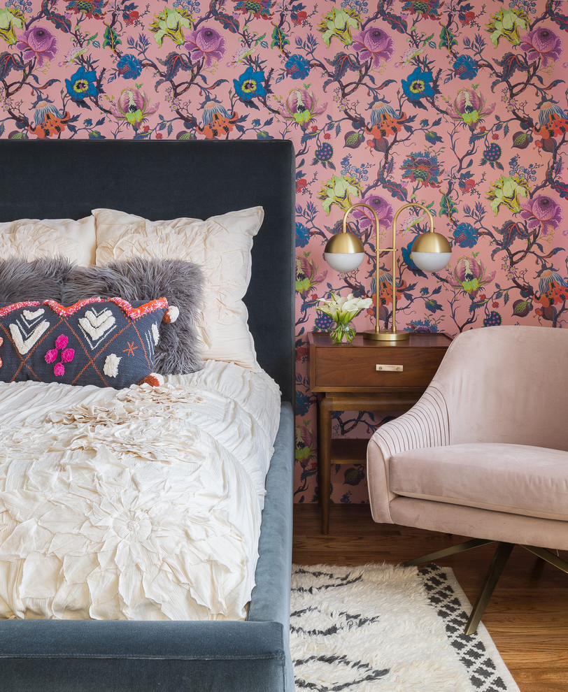 Esempio di una camera da letto boho chic con pareti multicolore e pavimento in legno massello medio