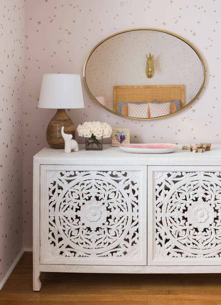Idee per una camera da letto minimalista con pareti rosa e pavimento in legno massello medio
