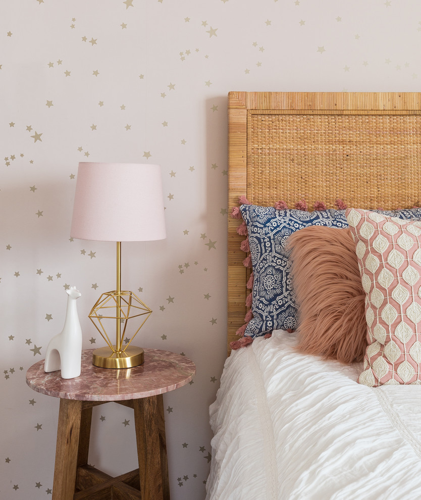 Ispirazione per una camera da letto moderna con pareti rosa