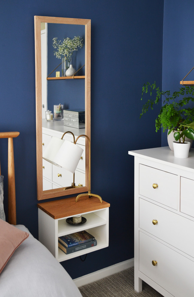 Источник вдохновения для домашнего уюта: хозяйская спальня среднего размера в стиле модернизм с синими стенами, ковровым покрытием и серым полом