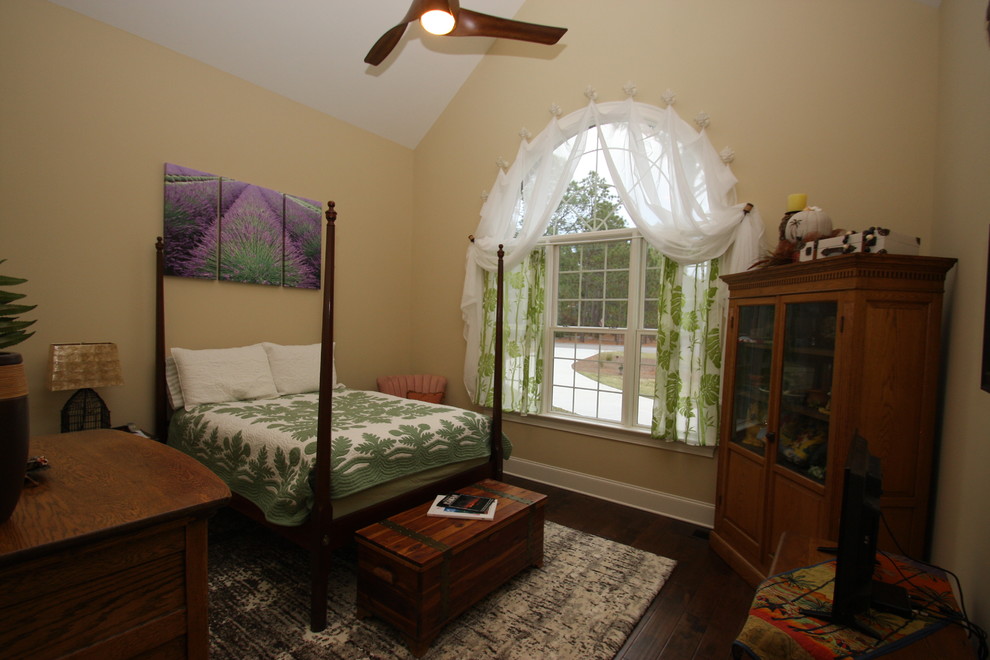 Стильный дизайн: гостевая спальня среднего размера, (комната для гостей) в классическом стиле с бежевыми стенами, темным паркетным полом и коричневым полом без камина - последний тренд