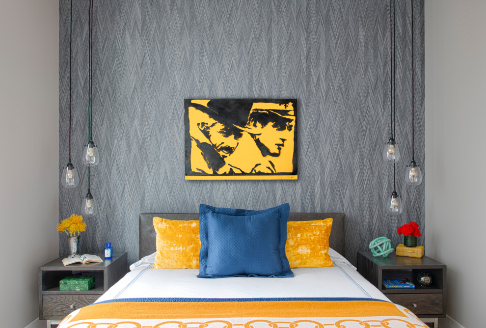 Идея дизайна: маленькая гостевая спальня (комната для гостей) в стиле модернизм с синими стенами, паркетным полом среднего тона, серым полом и обоями на стенах для на участке и в саду