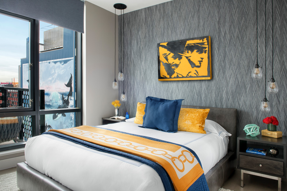 Diseño de habitación de invitados minimalista pequeña con paredes azules, suelo de madera en tonos medios, suelo gris y papel pintado