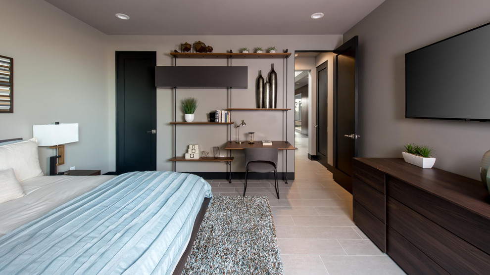 Источник вдохновения для домашнего уюта: большая хозяйская спальня в современном стиле с полом из керамогранита, серым полом и серыми стенами