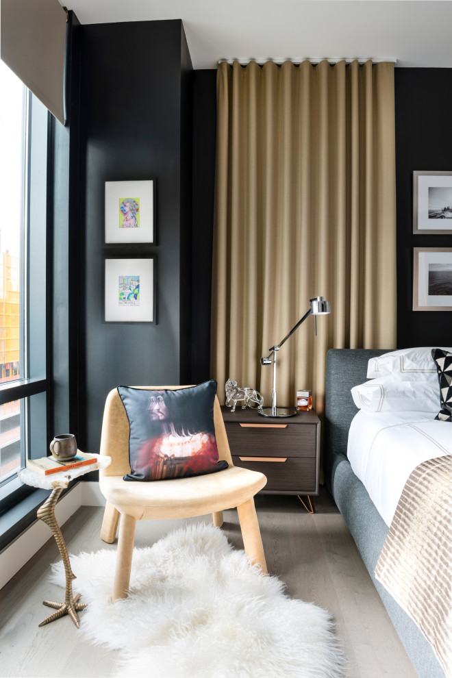 Kleines Modernes Hauptschlafzimmer mit schwarzer Wandfarbe, hellem Holzboden und grauem Boden in Boston