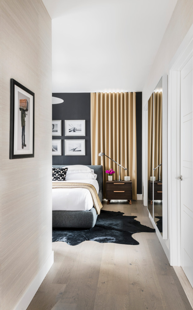 Стильный дизайн: маленькая хозяйская спальня в стиле модернизм с черными стенами, светлым паркетным полом и серым полом для на участке и в саду - последний тренд