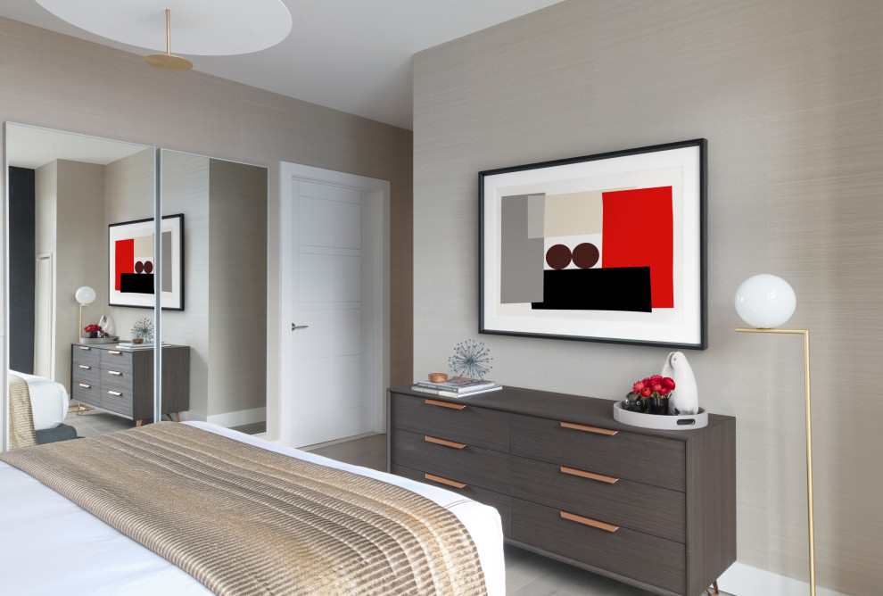 Imagen de dormitorio principal moderno pequeño con paredes beige, suelo de madera clara, suelo gris y papel pintado