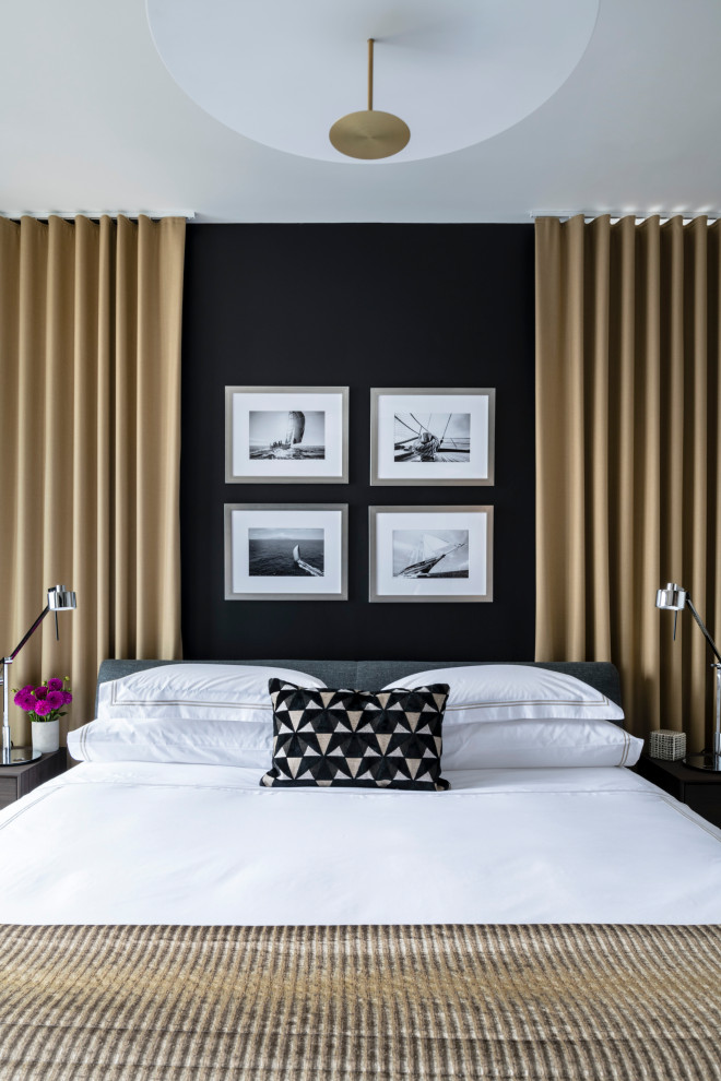 На фото: маленькая хозяйская спальня в стиле модернизм с черными стенами, светлым паркетным полом и серым полом для на участке и в саду с
