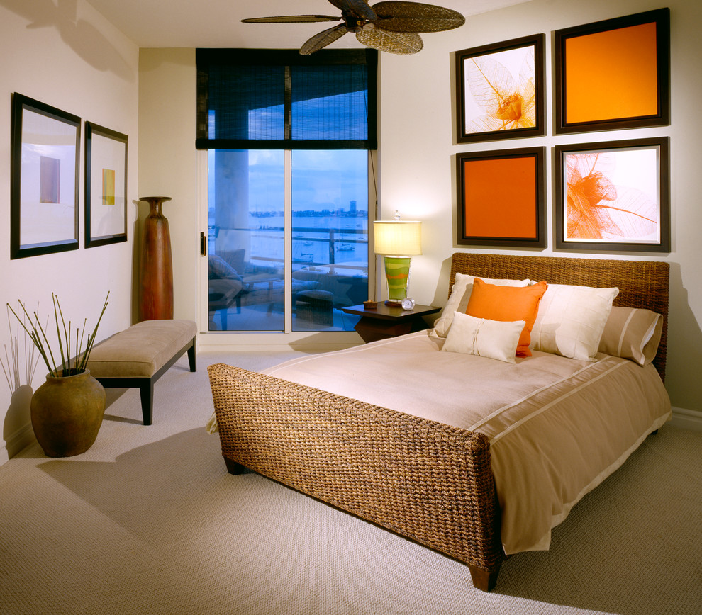 マイアミにあるコンテンポラリースタイルのおしゃれな寝室 (ベージュの壁、カーペット敷き) のレイアウト