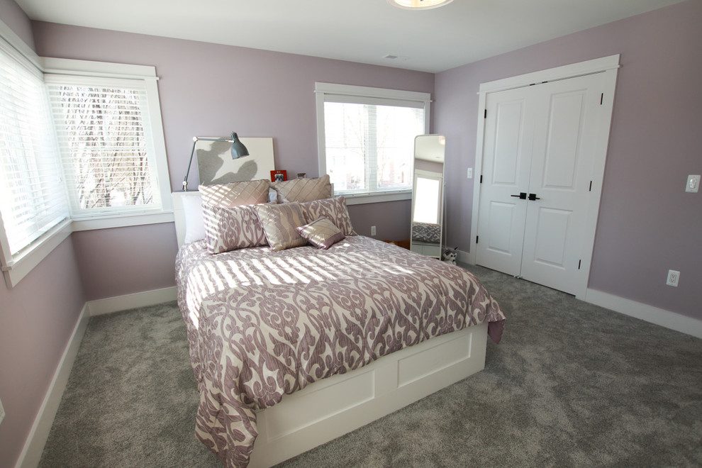 Идея дизайна: спальня в стиле кантри с фиолетовыми стенами, ковровым покрытием и серым полом без камина