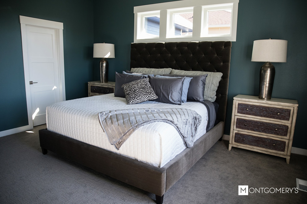 Idéer för mellanstora funkis sovrum, med blå väggar och heltäckningsmatta