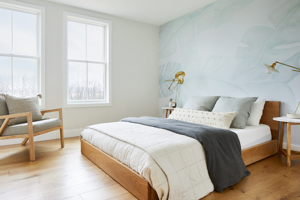 Пример оригинального дизайна: хозяйская спальня в морском стиле с белыми стенами, светлым паркетным полом и акцентной стеной без камина