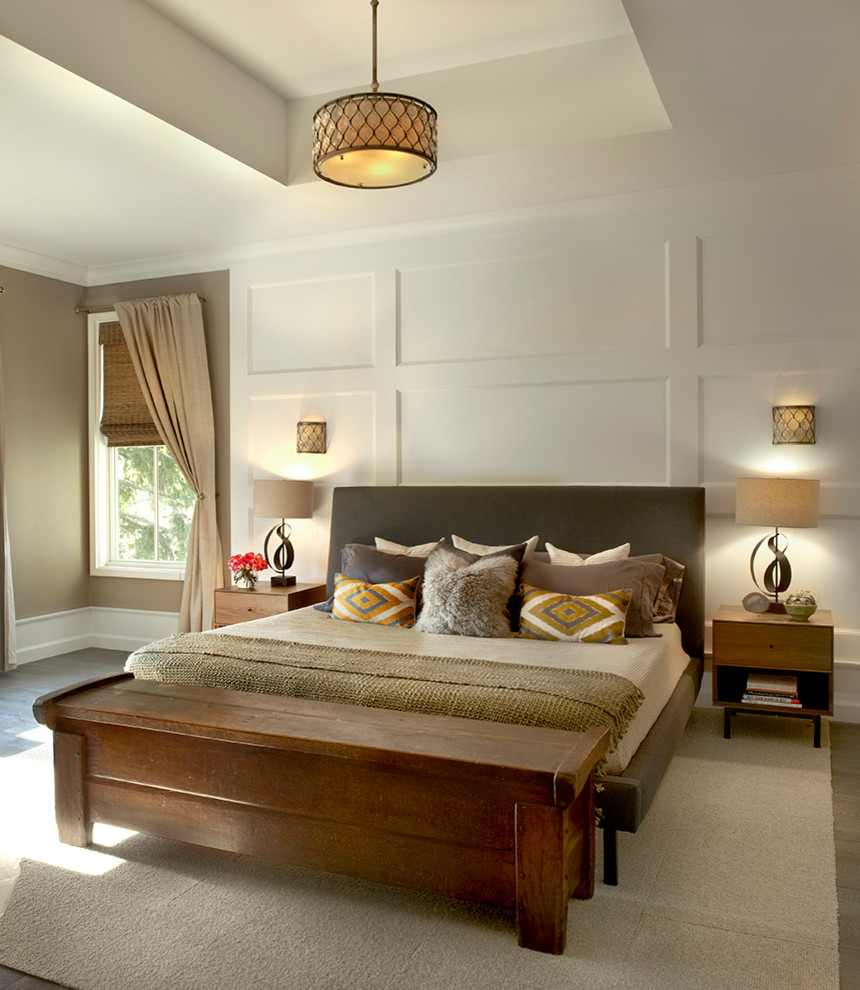 Country Schlafzimmer mit beiger Wandfarbe und braunem Holzboden in Chicago