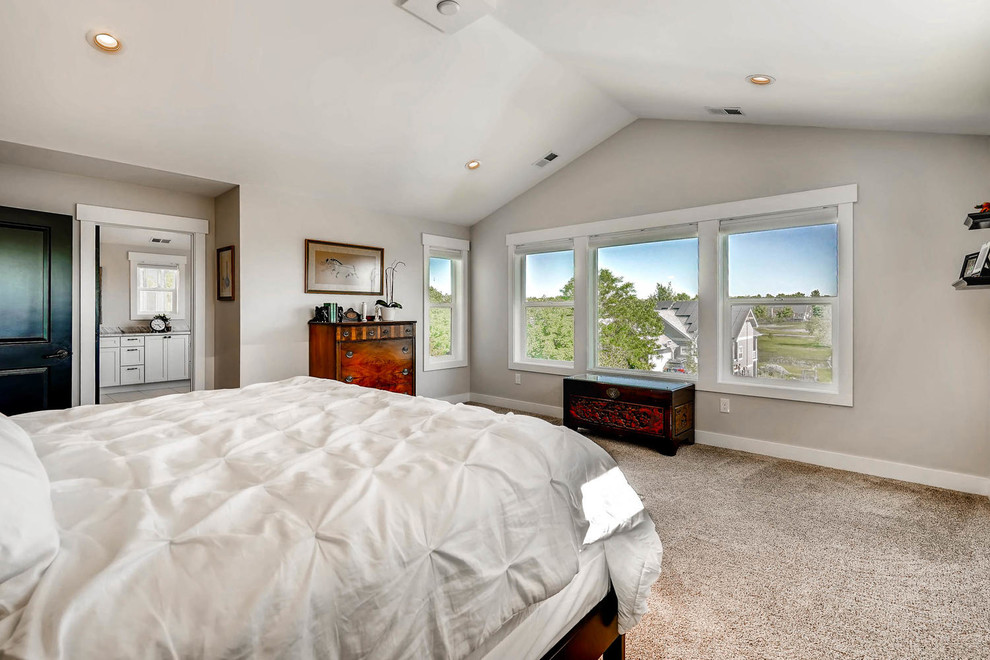 Mittelgroßes Landhausstil Hauptschlafzimmer mit grauer Wandfarbe und Teppichboden in Denver