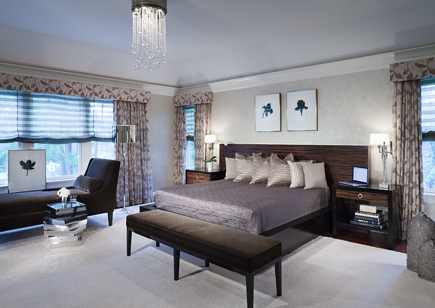 Großes Modernes Hauptschlafzimmer mit beiger Wandfarbe, braunem Holzboden und braunem Boden in New York