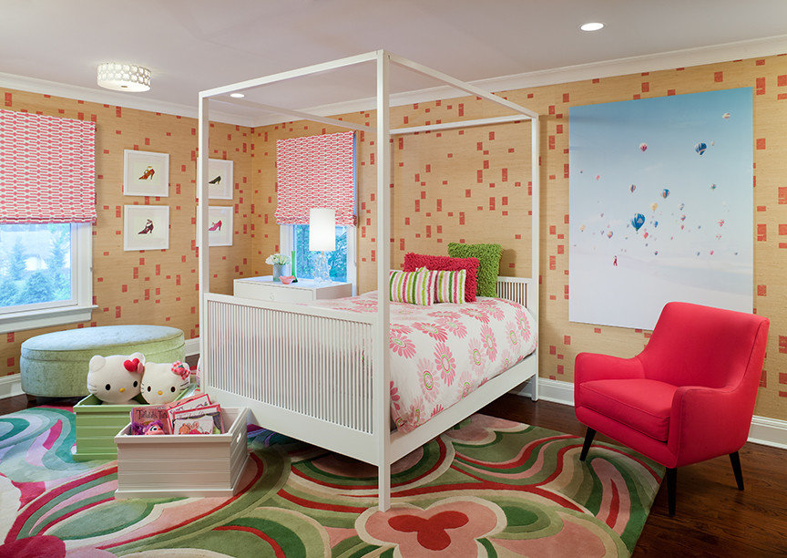 Стильный дизайн: большая спальня в современном стиле с розовыми стенами, паркетным полом среднего тона и коричневым полом - последний тренд