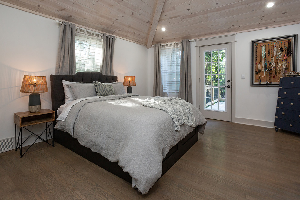 Ejemplo de dormitorio principal campestre sin chimenea con paredes blancas, suelo de madera clara y suelo multicolor