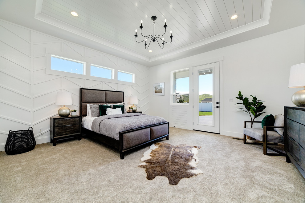 Imagen de dormitorio principal campestre grande sin chimenea con paredes blancas, moqueta y suelo beige