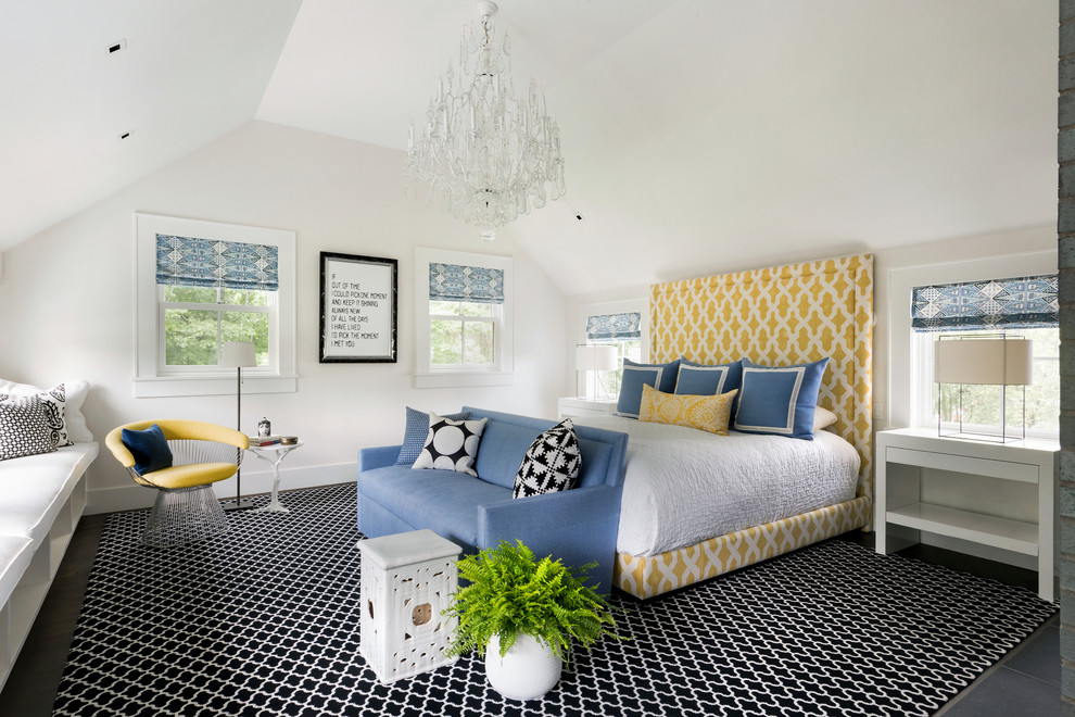 Klassisches Schlafzimmer ohne Kamin mit weißer Wandfarbe und schwarzem Boden in New York