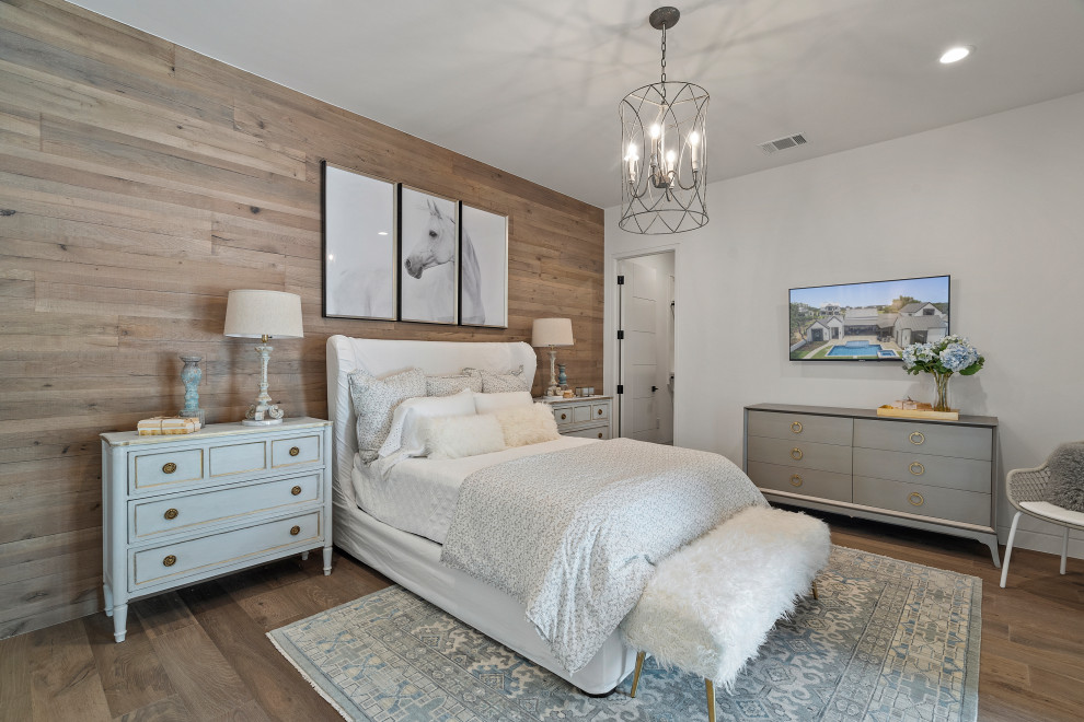 Идея дизайна: спальня в стиле кантри с белыми стенами, паркетным полом среднего тона, коричневым полом и деревянными стенами