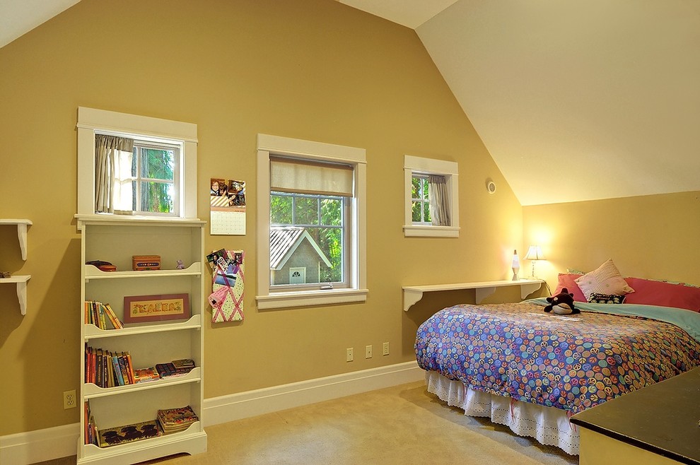 Стильный дизайн: большая гостевая спальня (комната для гостей) в стиле кантри с ковровым покрытием - последний тренд