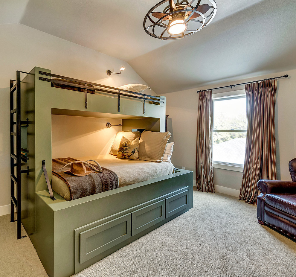 Landhaus Schlafzimmer mit grauer Wandfarbe und Teppichboden in Dallas