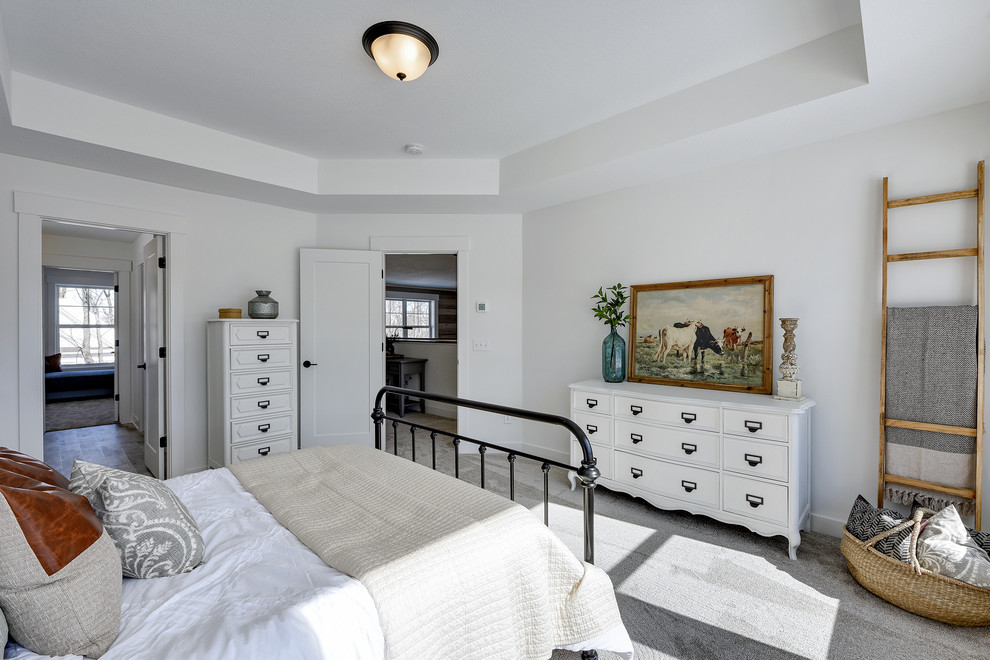 Источник вдохновения для домашнего уюта: хозяйская спальня среднего размера в стиле кантри с белыми стенами, ковровым покрытием и серым полом