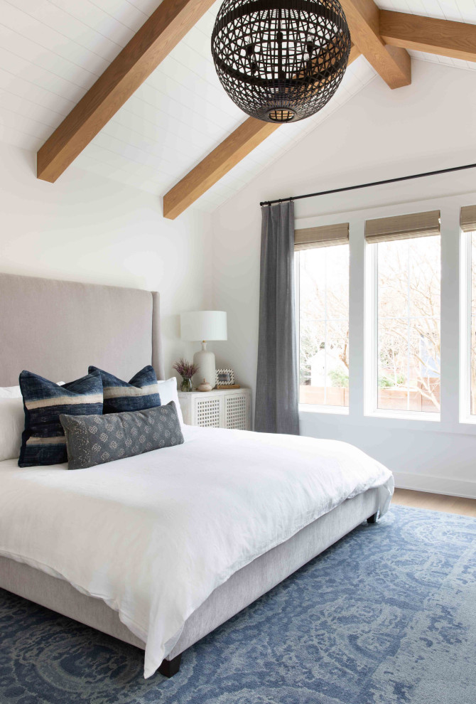 オースティンにある広いカントリー風のおしゃれな主寝室 (白い壁、淡色無垢フローリング、ベージュの床) のレイアウト