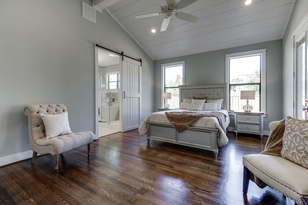 Inspiration pour une grande chambre parentale rustique avec un mur bleu, un sol en bois brun et un sol marron.